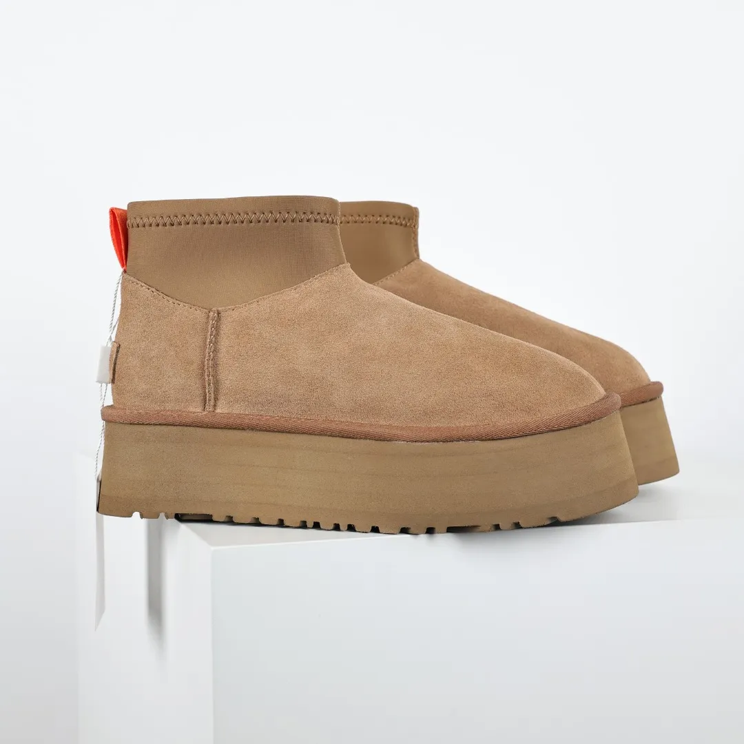 Pick up locally 💰600 Core recommended good price It is a very suitable choice for home furnishings. In the new year, uug launched a series of styles, which are partial to the preferences of young consumers and have also moved to the forefront of fashion trends. Shoe body material: water-repellent coated suede upper, 17 mm UGGPURE™ implantable wool insole, lightweight non-slip and comfortable rubber outsole, with brand LOGO and trademark, with full packaging Size: 35 36 37 38 39 40